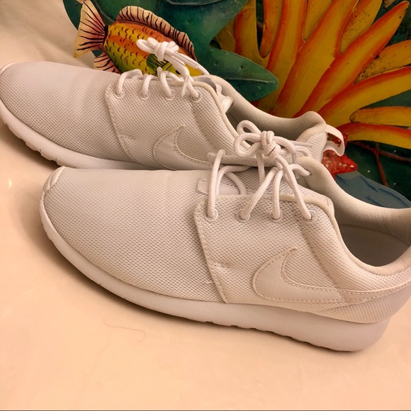 All White Nike Roshe Run - Picture 2 of 4